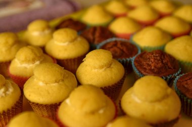 Bir tepsi dolusu kek