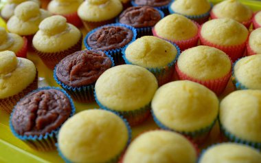 Bir tepsi dolusu kek