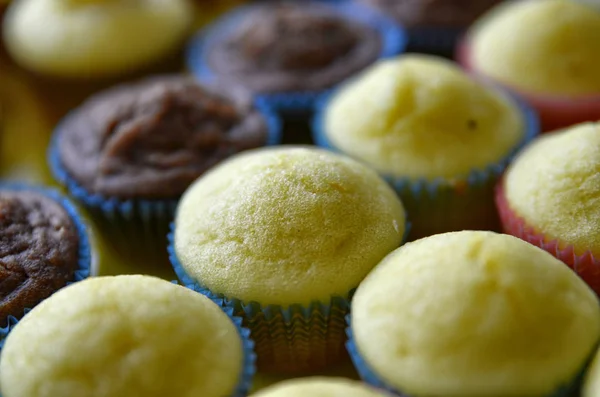 Uma bandeja cheia de cupcakes — Fotografia de Stock