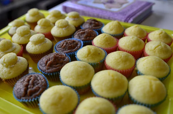 Un plateau plein de cupcakes — Photo