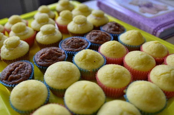 Ein Tablett voller Cupcakes — Stockfoto