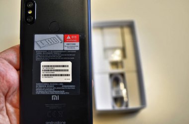 Davetsiz misafir ile etiket ile telefonun arka yakın çekim