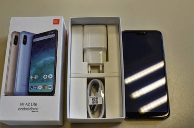 Torino, Piedmont, İtalya. Nisan 2019. Bir xiaomi A2 lite akıllı telefon