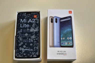 Bir xiaomi A2 lite akıllı telefon
