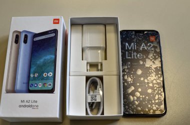 Bir xiaomi A2 lite akıllı telefon