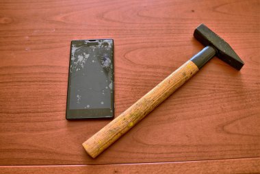 Kırık ekranlı bir akıllı telefon