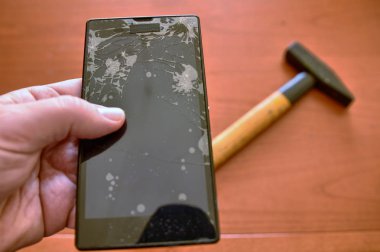 Akıllı bir akıllının parçalanmış ekranına seçici odaklama ile yakın çekim