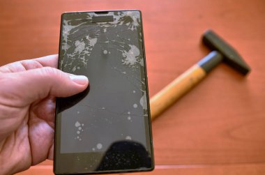 Akıllı bir akıllının parçalanmış ekranına seçici odaklama ile yakın çekim