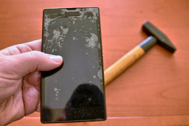 Akıllı bir akıllının parçalanmış ekranına seçici odaklama ile yakın çekim