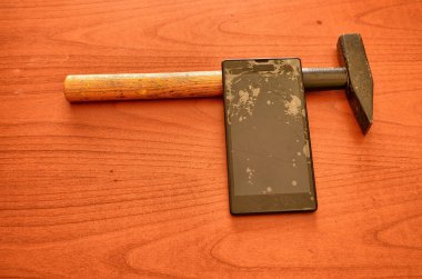 Kırık ekranlı bir akıllı telefon