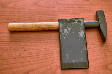 Kırık ekranlı bir akıllı telefon