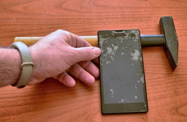 Kırık ekranlı ve bin çatlaklı bir akıllı telefon