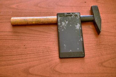 Kırık ekranlı bir akıllı telefon