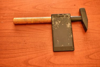 Kırık ekranlı bir akıllı telefon