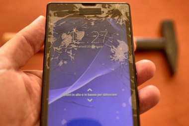 Kırık bir ekran ve thous ile bir akıllı telefon ekranında yakın