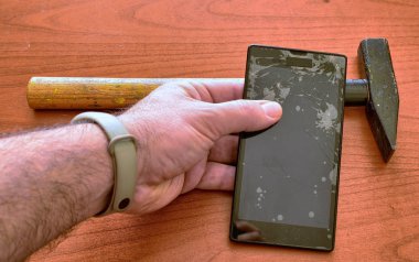 Kırık ekranlı ve bin çatlaklı bir akıllı telefon