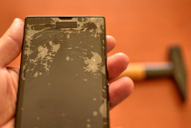 Akıllı bir akıllının parçalanmış ekranına seçici odaklama ile yakın çekim