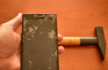 Akıllı bir akıllının parçalanmış ekranına seçici odaklama ile yakın çekim