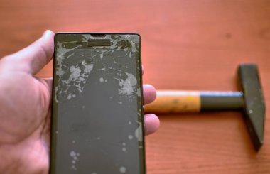 Akıllı bir akıllının parçalanmış ekranına seçici odaklama ile yakın çekim