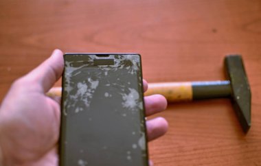 Akıllı bir akıllının parçalanmış ekranına seçici odaklama ile yakın çekim