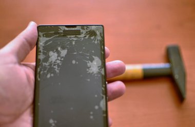 Akıllı bir akıllının parçalanmış ekranına seçici odaklama ile yakın çekim