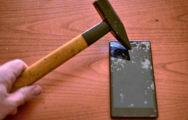 Çekiç ucu akıllı telefonun ekranına çarptı