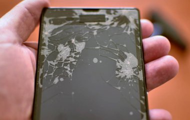 Akıllı bir akıllının parçalanmış ekranına seçici odaklama ile yakın çekim