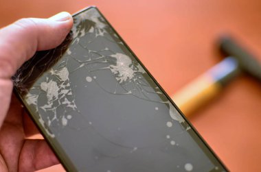 Akıllı bir akıllının parçalanmış ekranına seçici odaklama ile yakın çekim