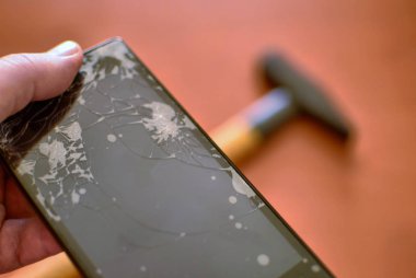 Akıllı bir akıllının parçalanmış ekranına seçici odaklama ile yakın çekim