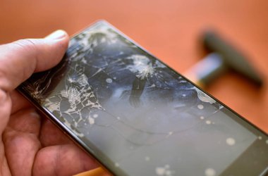 Akıllı bir akıllının parçalanmış ekranına seçici odaklama ile yakın çekim