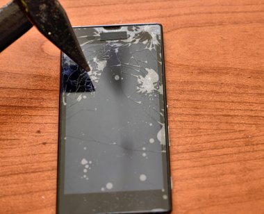 Çekiç ucu akıllı telefonun ekranına çarptı