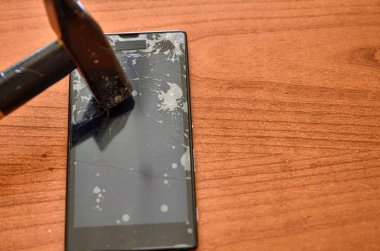 Çekiç ucu akıllı telefonun ekranına çarptı