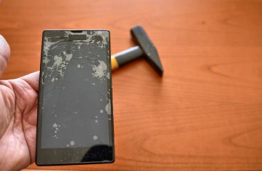 Akıllı bir akıllının parçalanmış ekranına seçici odaklama ile yakın çekim