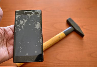 Akıllı bir akıllının parçalanmış ekranına seçici odaklama ile yakın çekim