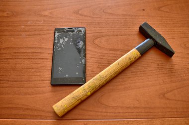 Kırık ekranlı bir akıllı telefon