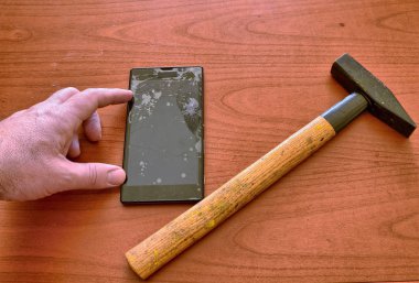 Kırık ekranlı ve bin çatlaklı bir akıllı telefon