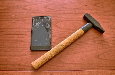 Kırık ekranlı bir akıllı telefon