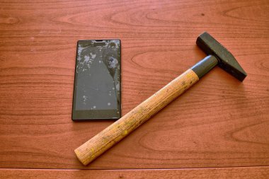 Kırık ekranlı bir akıllı telefon