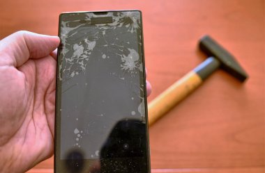 Akıllı bir akıllının parçalanmış ekranına seçici odaklama ile yakın çekim