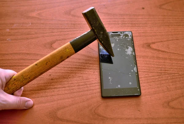 Çekiç ucu akıllı telefonun ekranına çarptı