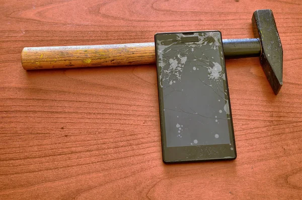 Смартфон со сломанным экраном — стоковое фото