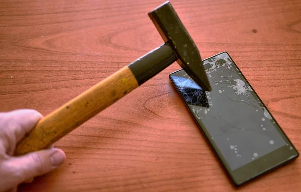 Çekiç ucu akıllı telefonun ekranına çarptı