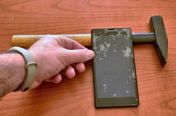 Kırık ekranlı ve bin çatlaklı bir akıllı telefon — Stok fotoğraf
