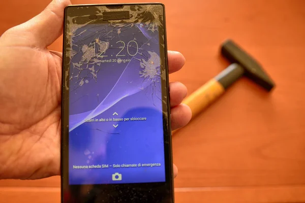 Закрыться на экране смартфона с разбитым экраном и тысячей — стоковое фото