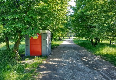 Parkın yollarından biri boyunca yerleştirilen kimyasal bir Wcplaced