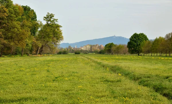 Palacio de Venaria y, sobre las colinas de Turín, la basílica de Su — Foto de Stock