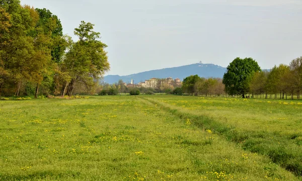 Palacio de Venaria y, sobre las colinas de Turín, la basílica de Su — Foto de Stock
