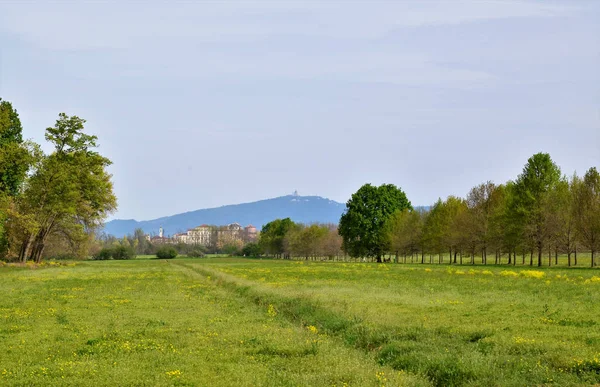 Palacio de Venaria y, sobre las colinas de Turín, la basílica de Su — Foto de Stock