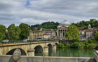 Büyük annenin kilisesi nehrin kıyısından çekildi.