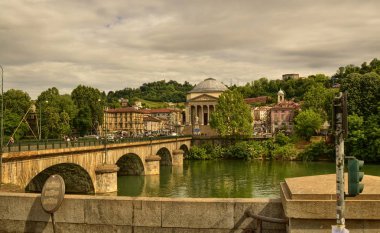 Büyük annenin kilisesi nehrin kıyısından çekildi.